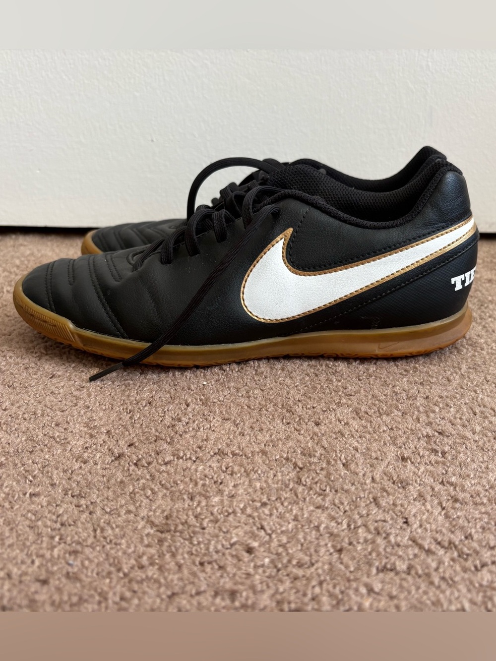 Nike Women’s tiempoX Black & White Indoor Soccer Shoes Size 7.5
